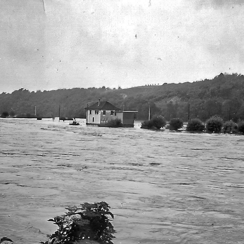 1938: Neckar - Hochwasser  Clubhaus des Fußball-Club Mittelstadt E.V. unter Wasser (Quelle: Manfred Knecht)