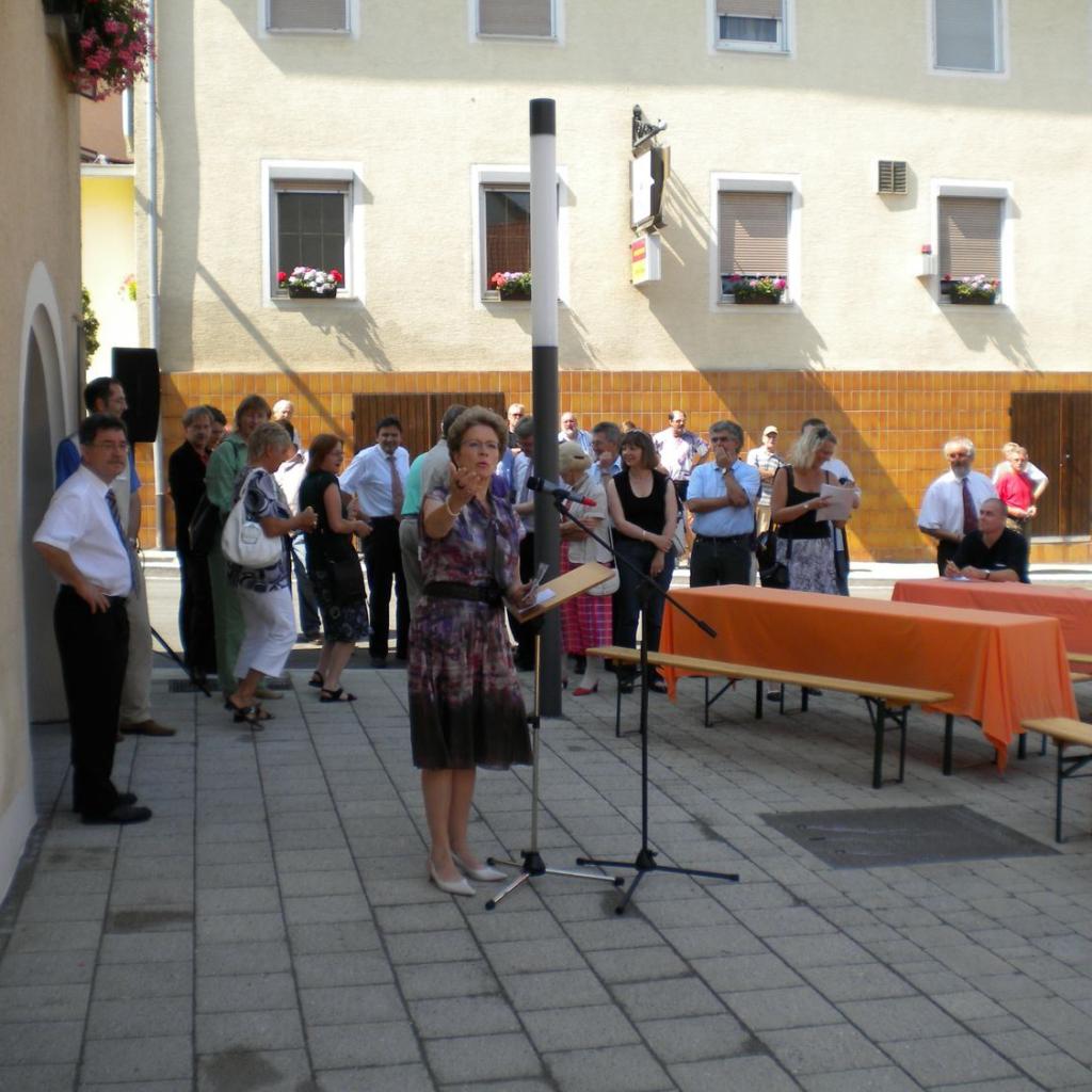 2009: Einweihung des Rathausplatzes und Freigabe der Neckartenzlinger Straße (Quelle: Heinz Kurz)