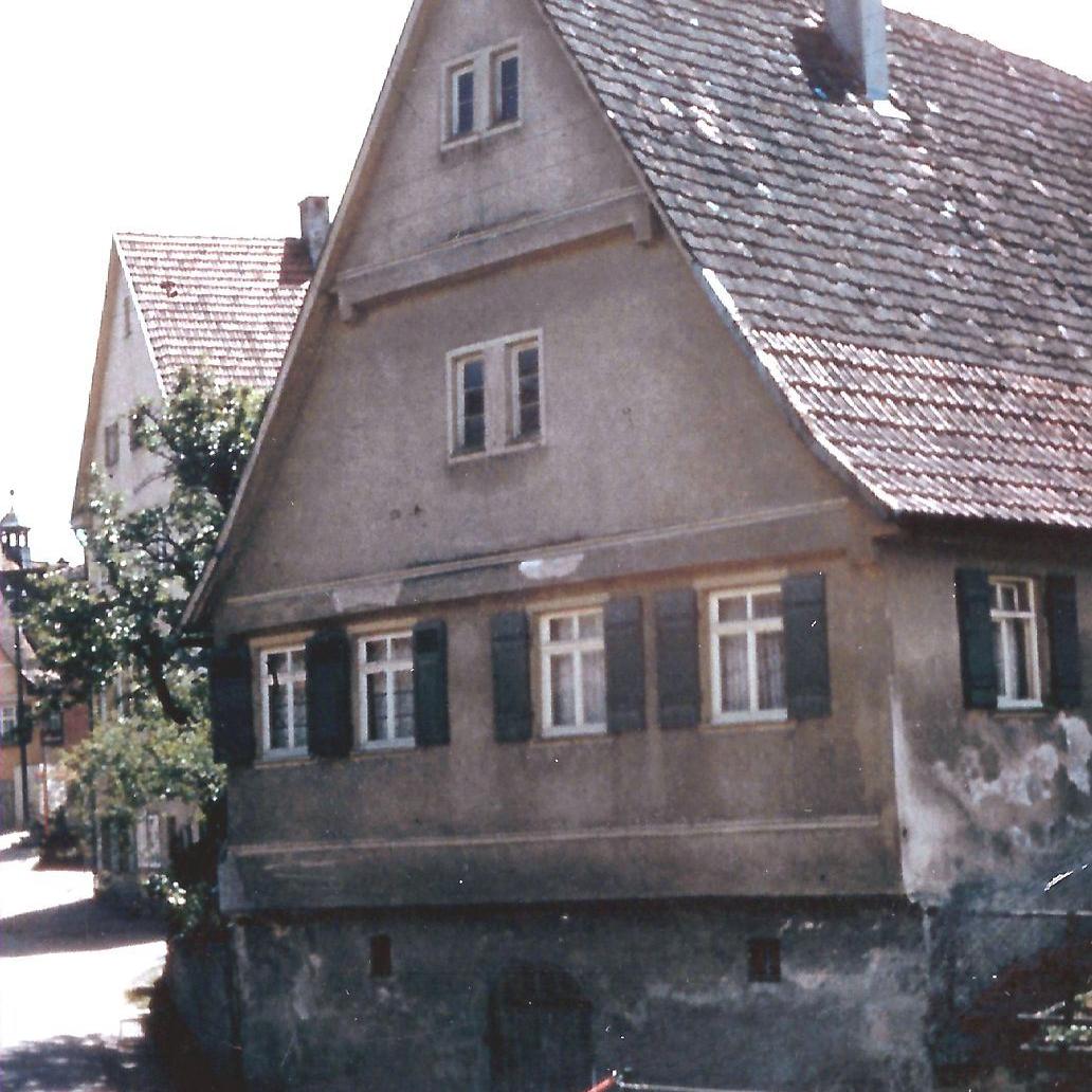 1962: Haus Karl knecht, Hauptstr. 18,  erbaut 1703, Blick vom Gasthaus Krone (Quelle: Manfred Knecht)