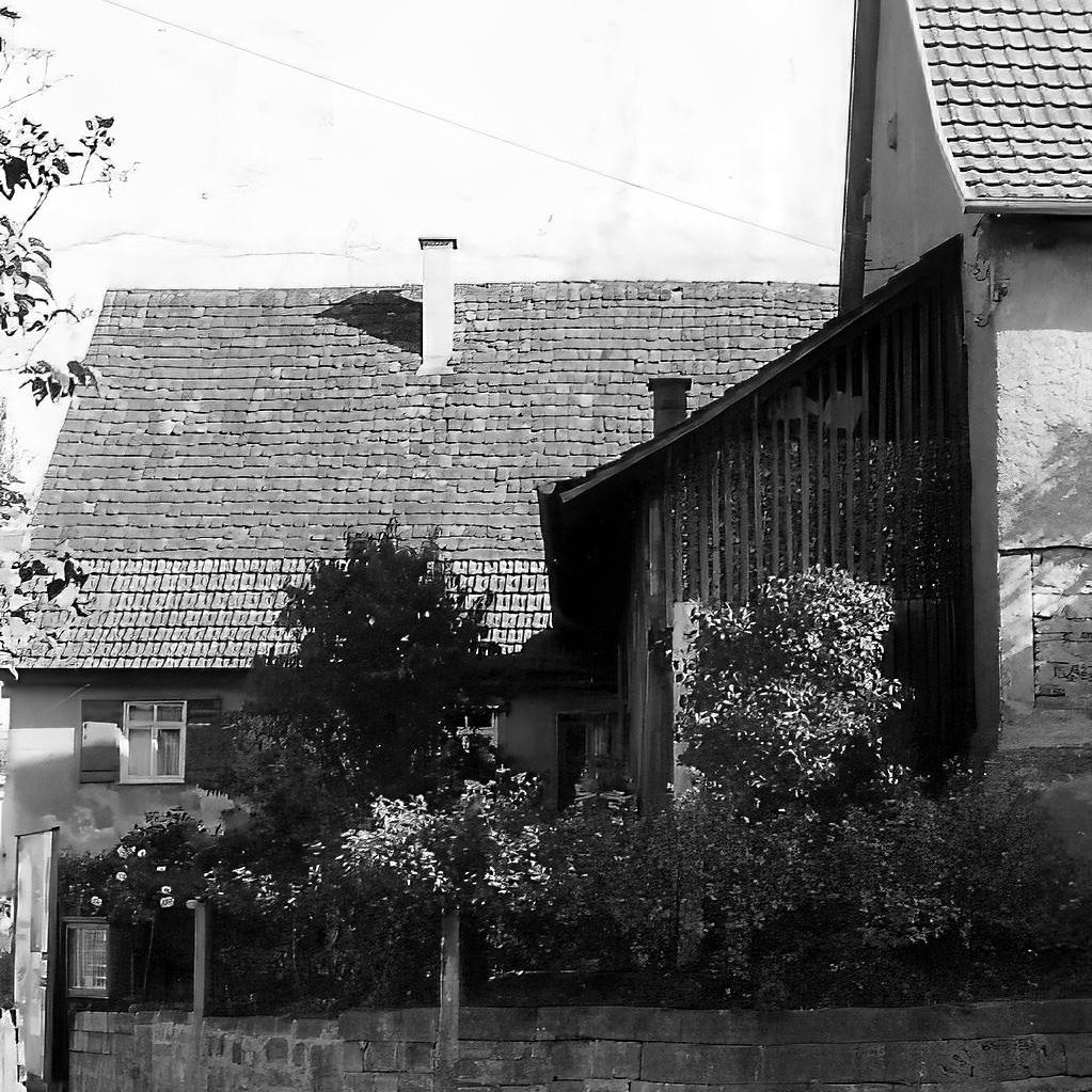 1962: Haus mit Scheune Karl Knecht, Hauptstr. 18,  erbaut 1703, Ansicht Ecke Lodenberg (Quelle: Manfred Knecht)