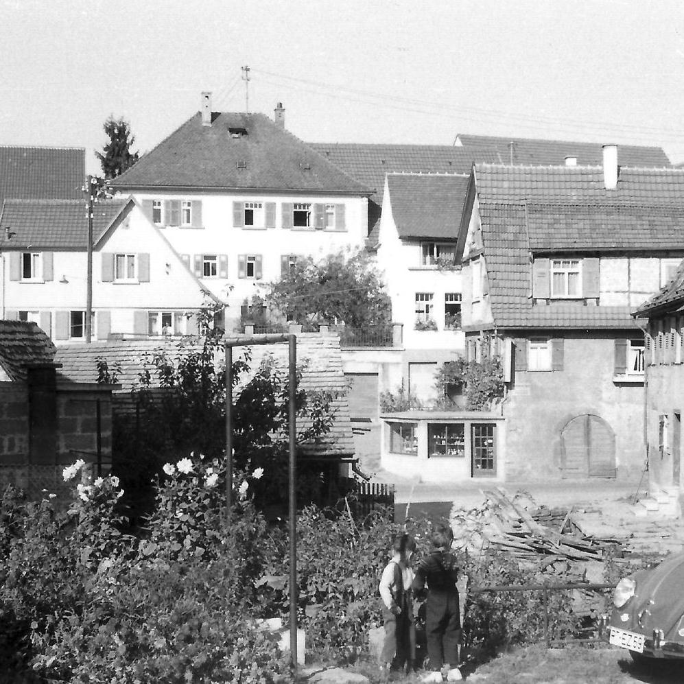 1962: Blick vom Gasthaus Adler, heute Vidoni: Häuser: li. Galster, Paul Euchner, Friedrich Röhm, Gasthaus und Bäckerei Linde (Rebmann), Gotthilf Haug, altes Haus Rebmann, heute Gerhard Müller (Quelle: Manfred Knecht)