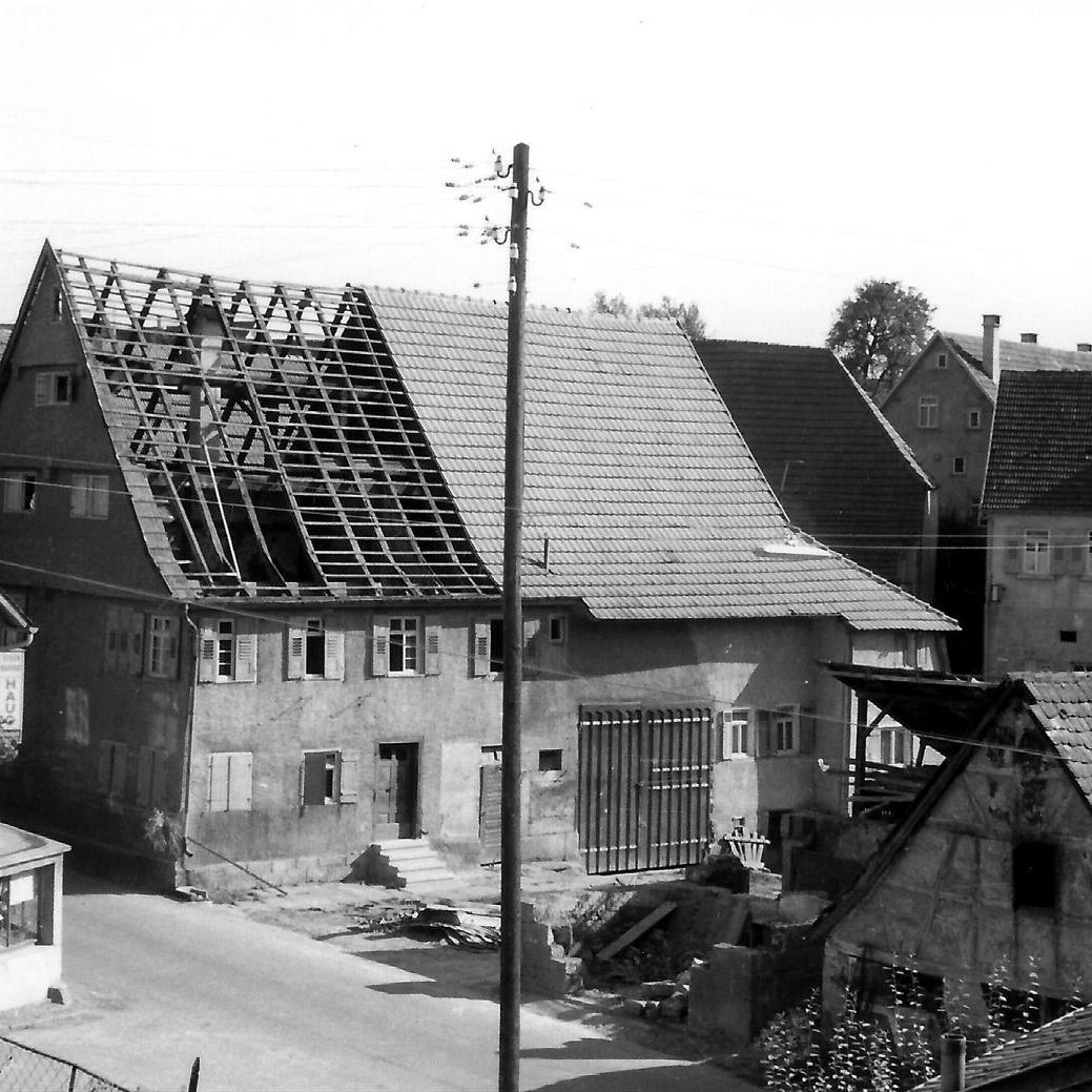 1962: Häuser, li. Gotthilf Haug, Rebmann, heute Gerhard Müller, Adler, Schmiede Albert Kehrer (Quelle: Manfred Knecht)