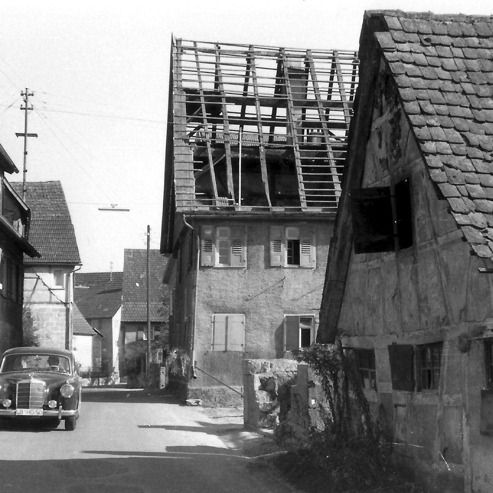 1962: Häuser, li. Gotthilf Haug, dahinter Scheune Siegle, Rebmann, heute Gerhard Müller, Schmiede Albert Kehrer (Quelle: Manfred Knecht)