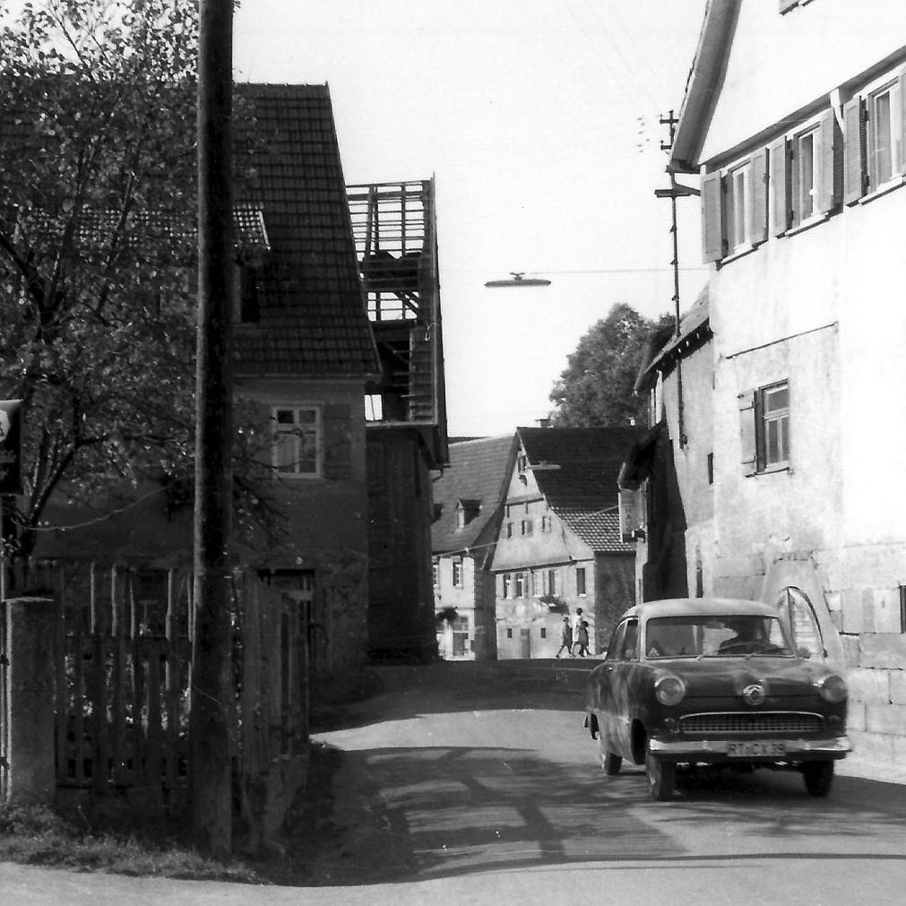 1962: Haus Herbert Siegle, dahinter altes Haus Rebmann, heute Gerhard Müller, Haus Martin Bader, Haus Jetter / Auer, Haus Richard und Emilie Fauser Gemischtwaren (Quelle: Manfred Knecht)