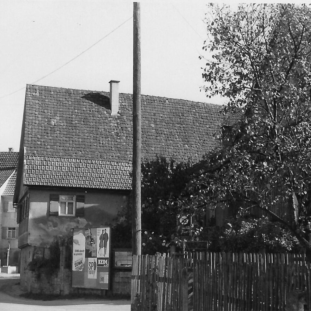 1962: Haus mit Scheune Karl Knecht, Hauptstr. 18,  erbaut 1703, Ansicht Ecke Lodenberg, Haus li. Kuhn, Wagner, (Quelle: Manfred Knecht)