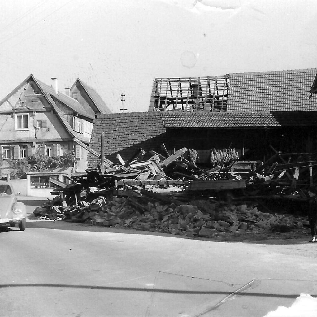 1962: Häuser, re. Martin Bader, Linde, Gotthilf Haug, Schmiede mit Haus Kehrer, abgerissen Haus von Oskar Kehrer, dort wohnte Marie Kimmerle (Quelle: Manfred Knecht)