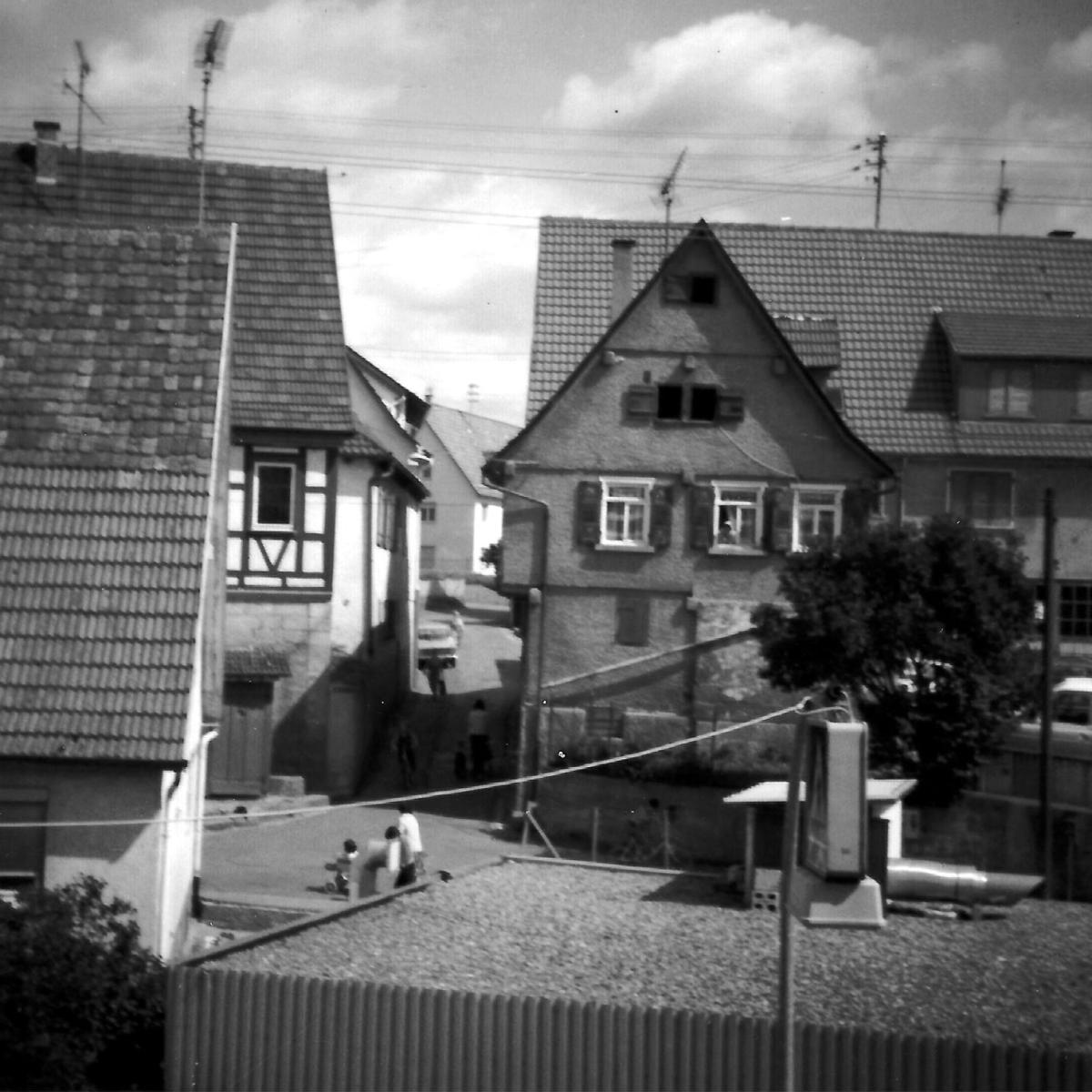1972: Haus von Hermann Göhringer, Gasthaus Krone, Gottlob Röhm, dahinter Geschäftshaus Otto Knecht (Quelle: Manfred Knecht)