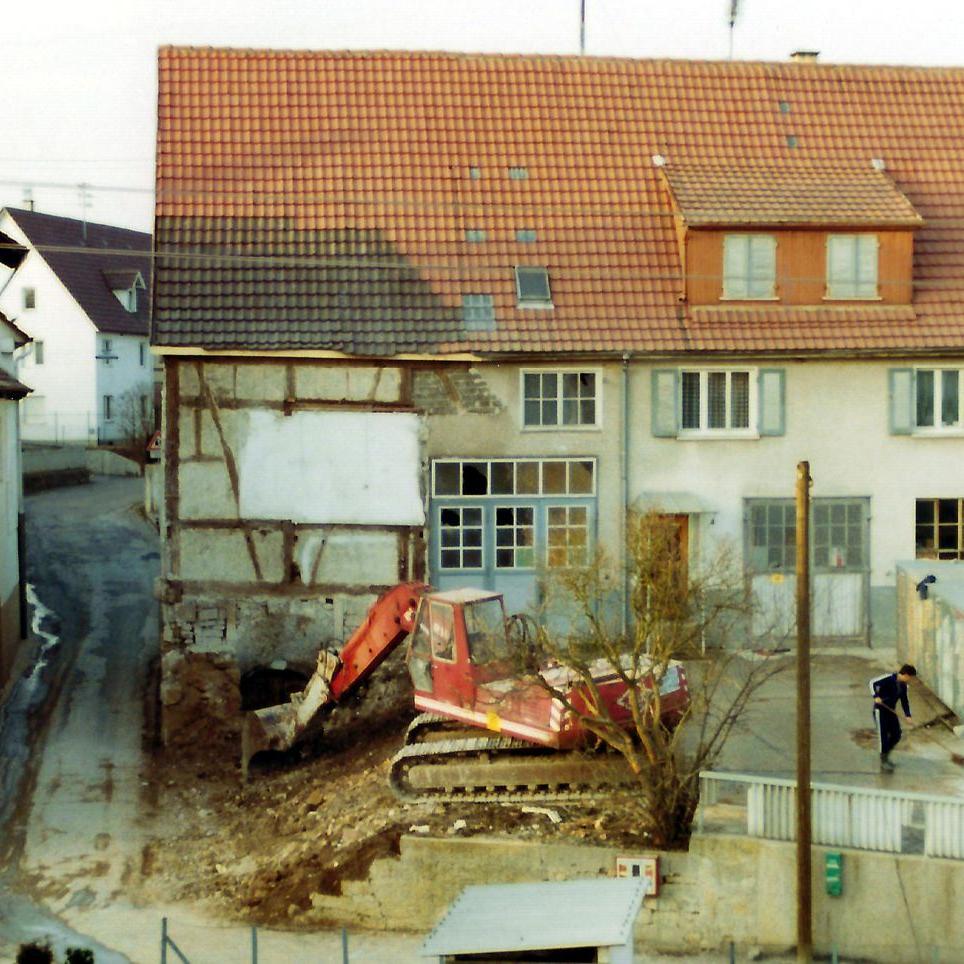 1982: Gebäude:  re. Gasthaus Krone,  abgerissen Haus mittig von Gottlob Röhm und li.Geschäftshaus von Otto Knecht (Quelle: Manfred Knecht)
