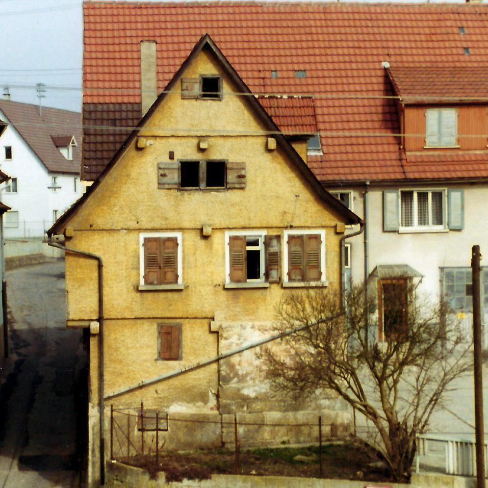 1981: Gebäude:  re. Gasthaus Krone,  Haus mittig von Gottlob Röhm und li.Geschäftshaus von Otto Knecht (Quelle: Manfred Knecht)
