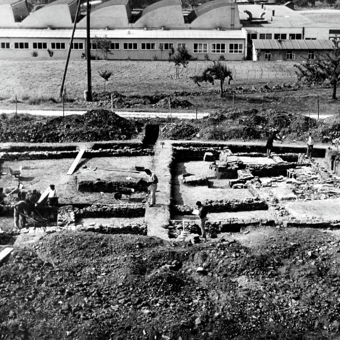 1962: Blick von der Feuerwehrleiter auf die Ausgrabung des römischen Gutshofs im Lachenhau (heute Kreuzung Keltenstraße und Hallstattstraße) (Quelle: Walter Brants)