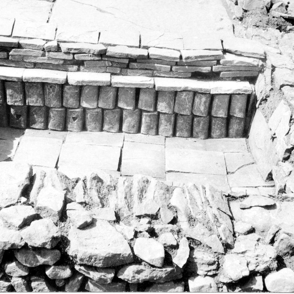 1962: das römische Kaltwasserbecken an der Ausgrabung des römischen Gutshofs im Lachenhau (heute Kreuzung Keltenstraße und Hallstattstraße) (Quelle: Walter Brants)