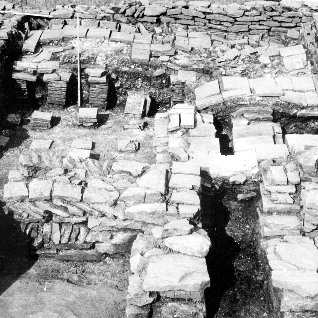 1962: Hypocaustum (römischer Heizkeller) an der Ausgrabung des römischen Gutshofs im Lachenhau (heute Kreuzung Keltenstraße und Hallstattstraße) (Quelle: Walter Brants)