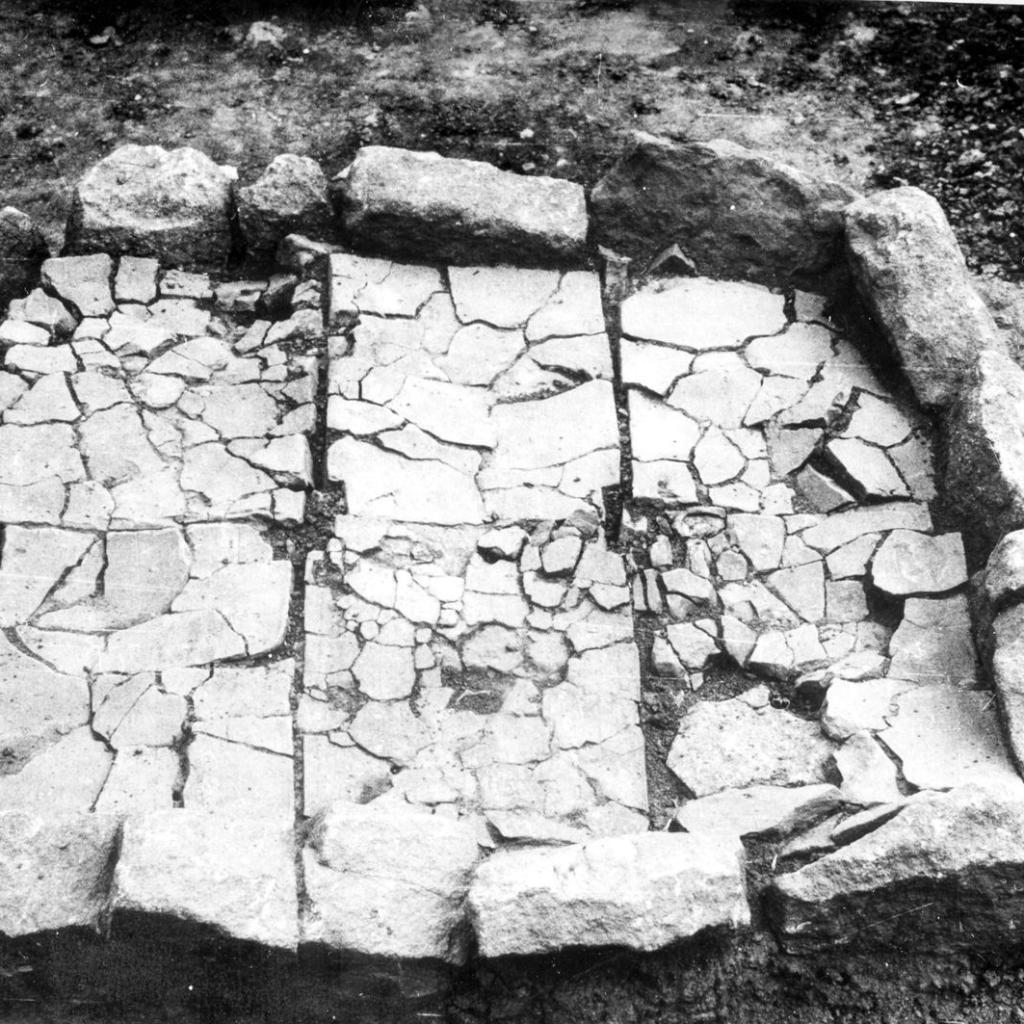 1962: Kochherd ohne Gestänge gefunden an der Ausgrabung des römischen Gutshofs im Lachenhau (heute Kreuzung Keltenstraße und Hallstattstraße) (Quelle: Walter Brants)