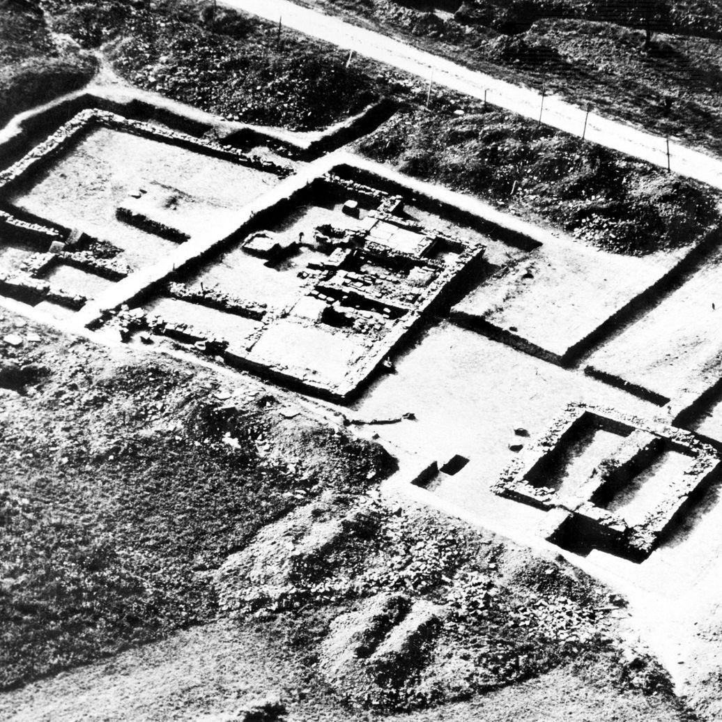 1962: Luftaufnahme der Ausgrabung des römischen Gutshofs im Lachenhau (heute Kreuzung Keltenstraße und Hallstattstraße) (Quelle: Walter Brants)