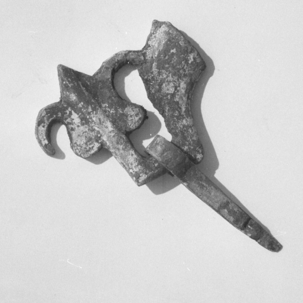1962: römische Gürtelschnalle gefunden an der Ausgrabung des römischen Gutshofs im Lachenhau (heute Kreuzung Keltenstraße und Hallstattstraße) (Quelle: Walter Brants)