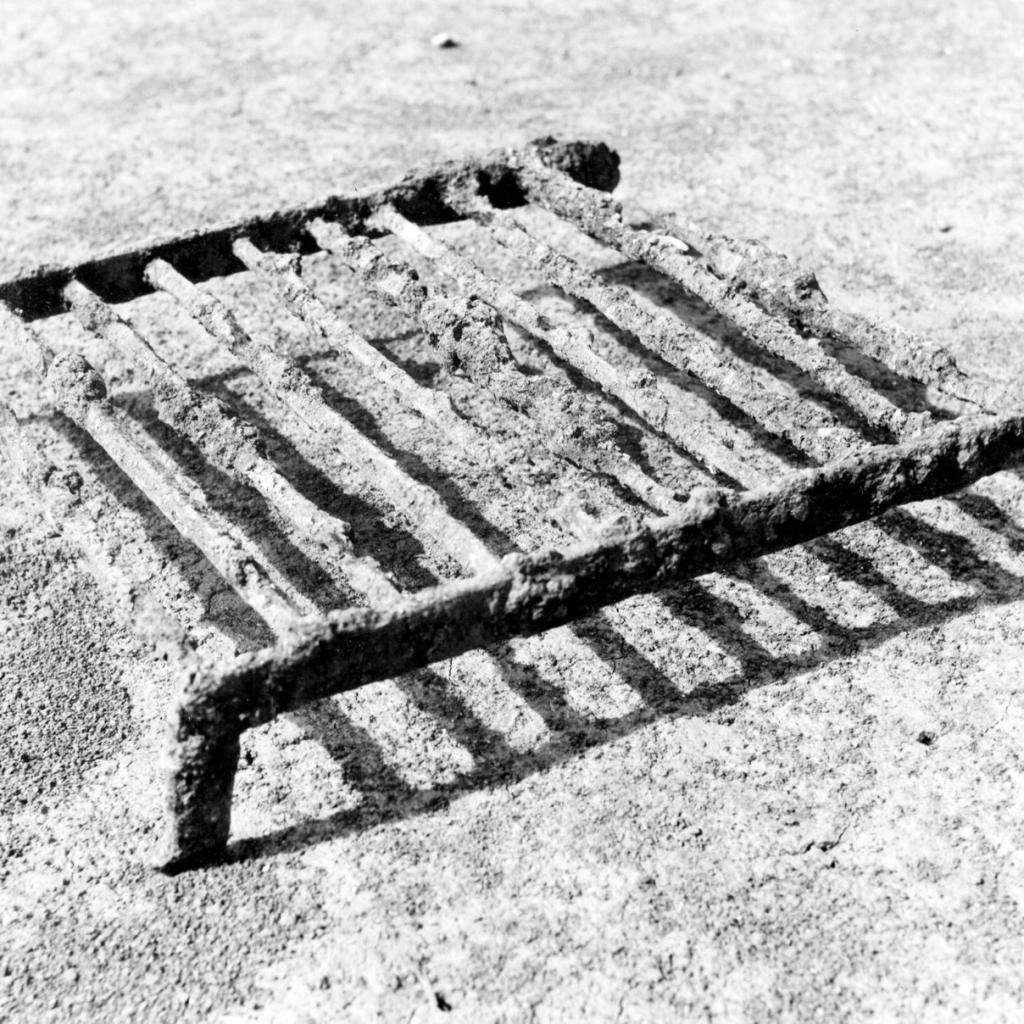 1962: Warmluftrost über dem Hypocautum gefunden an der Ausgrabung des römischen Gutshofs im Lachenhau (heute Kreuzung Keltenstraße und Hallstattstraße) (Quelle: Walter Brants)