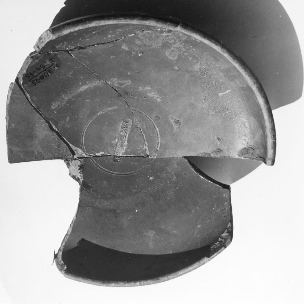 1962: Terra Sigillata römisches Lehmgeschirr gefunden an der Ausgrabung des römischen Gutshofs im Lachenhau (heute Kreuzung Keltenstraße und Hallstattstraße) (Quelle: Walter Brants)
