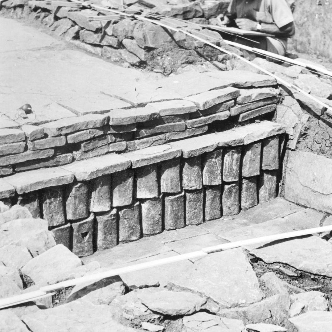 1962: Walter Brants beim Mauernszeichnen an der Ausgrabung des römischen Gutshofs im Lachenhau (heute Kreuzung Keltenstraße und Hallstattstraße) (Quelle: Walter Brants)