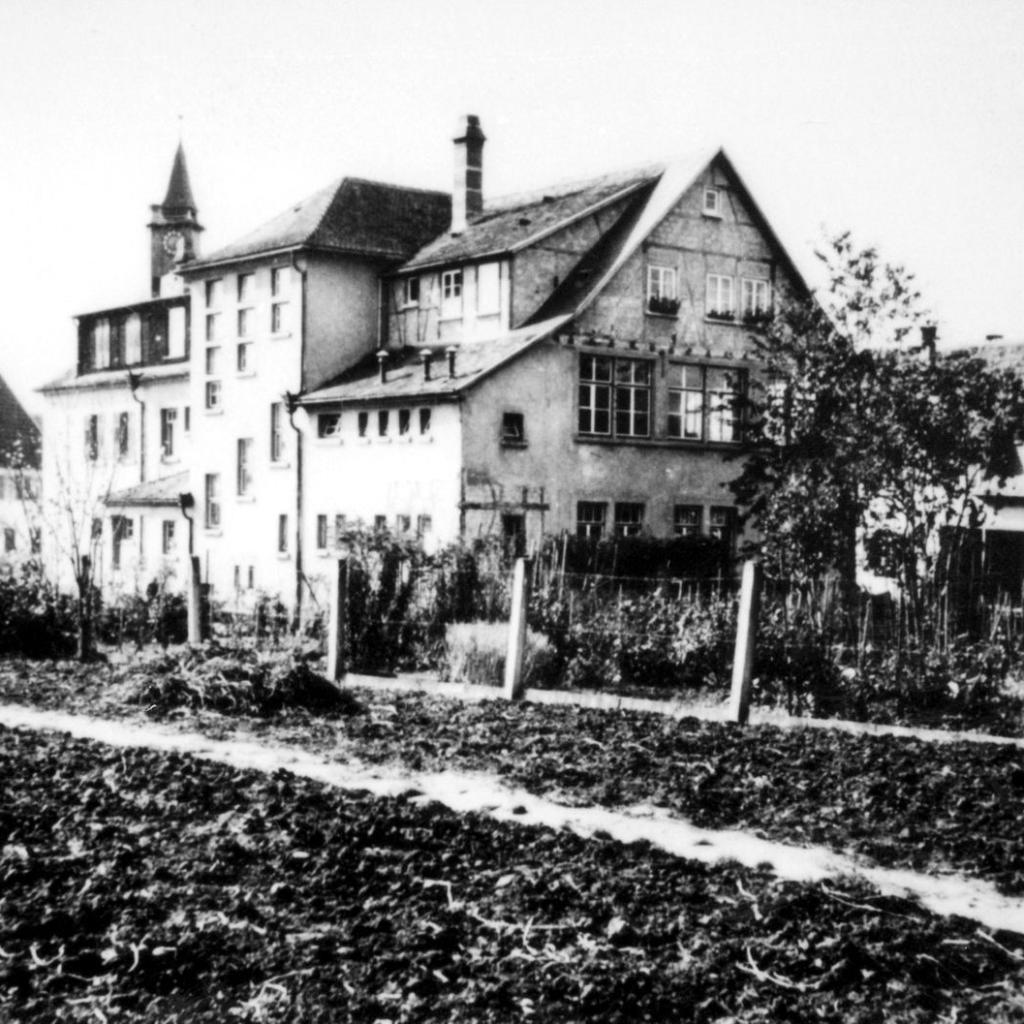 1920: Altes Schulhaus am heutigen Standort (Quelle: Zvonko Zebic)