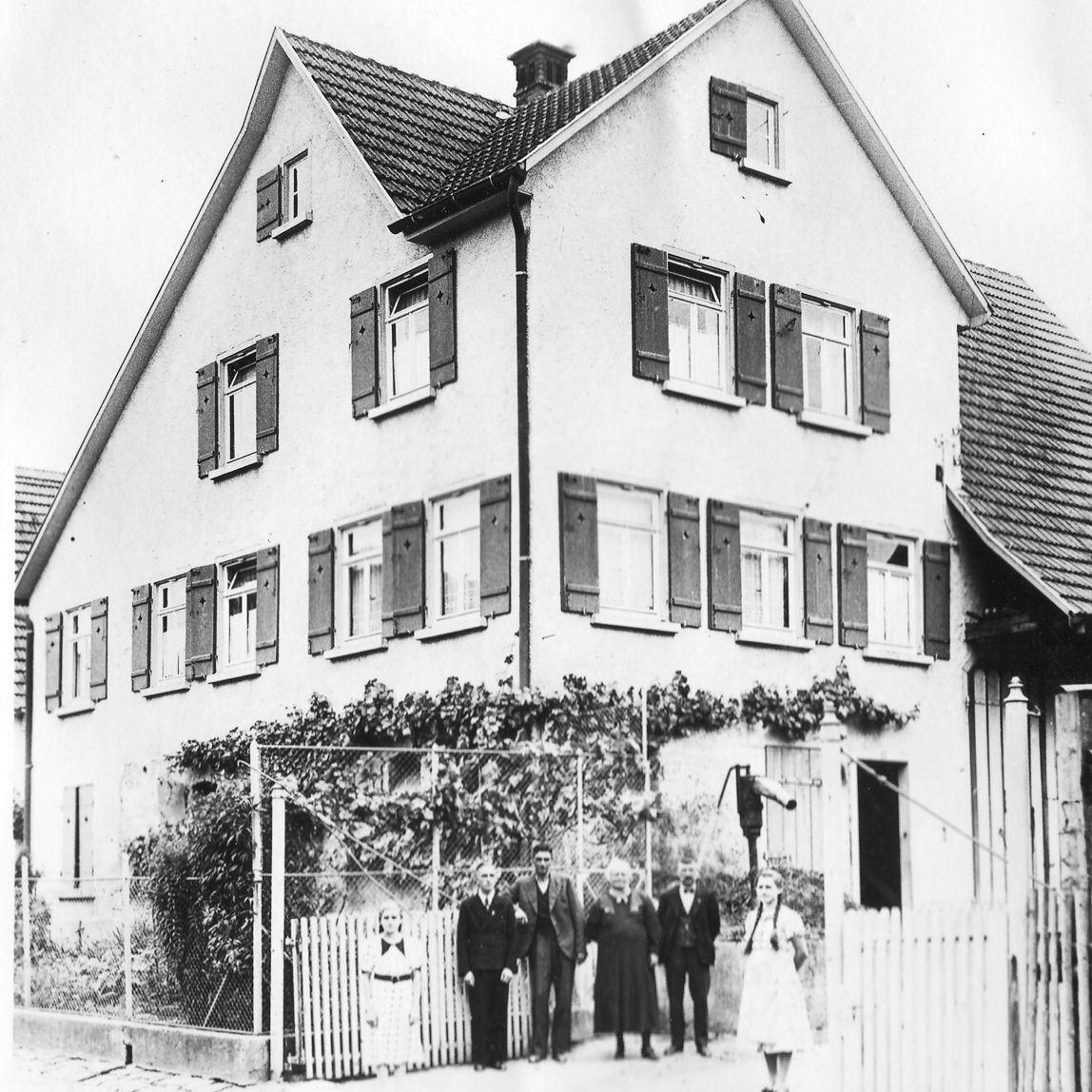????: Familie Müllerschön vor einem Haus in der früheren Jakobstraße, heute Burgunderweg (Quelle: Maria Müllerschön)