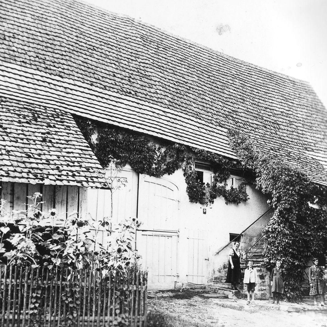 1934: Haus der Familie Flach in der Stadtstraße 4 (heute Stadtstraße 10), mit Emilie Flach und Fritz Flach (geb. 1928), im Karo-Kleid ist Anneliese Schmid geb. Flach (geb 1922) zu sehen (Quelle: Maria Müllerschön)