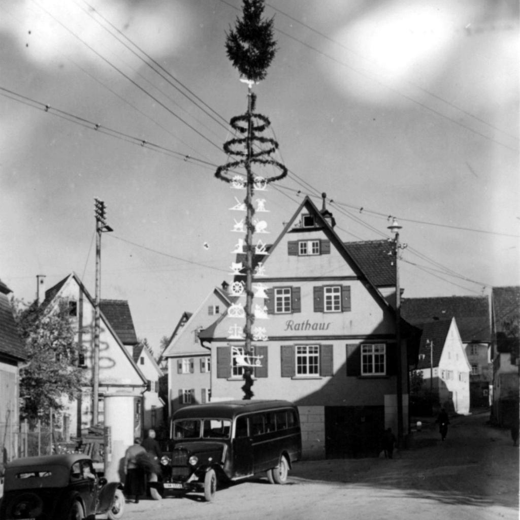 1938: Maibaum, Bus mit Kohlevergaser (Quelle: Bernd Haug)