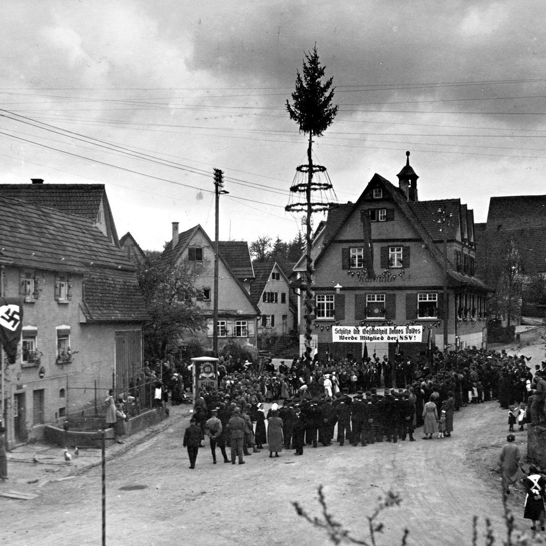 1938: Rathausplatz mit Maibaum (Quelle: Fritz Flach)