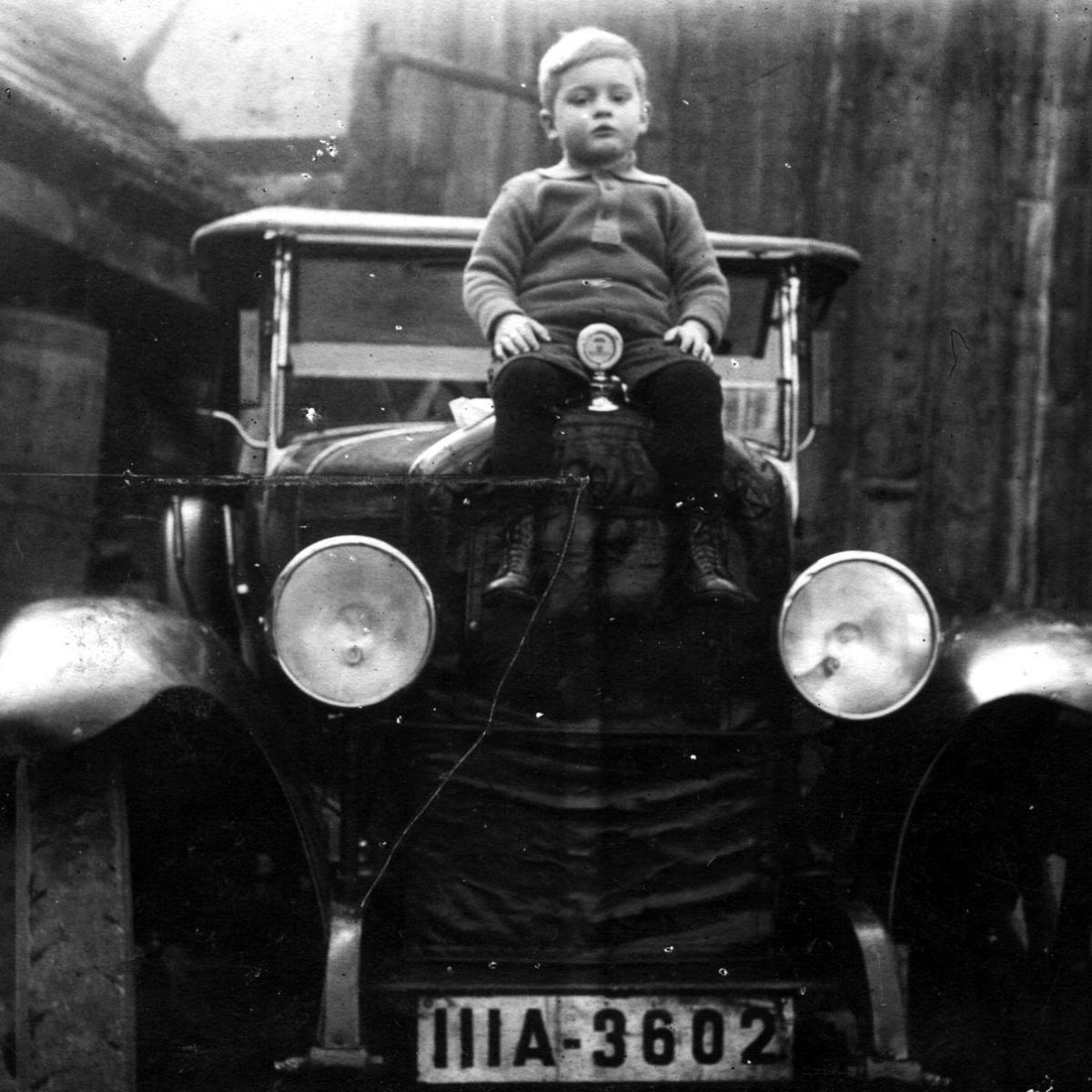 1933: Stolz sitzt der 5 jährige Enkelsohn Hans Kurz aus Stuttgart auf ihrem ersten Auto im Hof seiner Großteltern Ottilie und Johann Kurz im Hof in der Neckartenlinger Straße 19 (Quelle: Familie Kern)