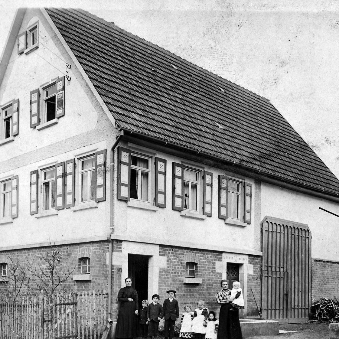 1910: Mönchstraße, Mathilde (geb. Röhm, 26.9.1877) und Paul Armbruster (23.3.1876) , Kinder Lina (23.9.1900), Albert (1901), Eugen (7.12.1902), Hilde (13.4.1904) und Richard (7.9.1905) (Quelle: Manfred Armbruster)