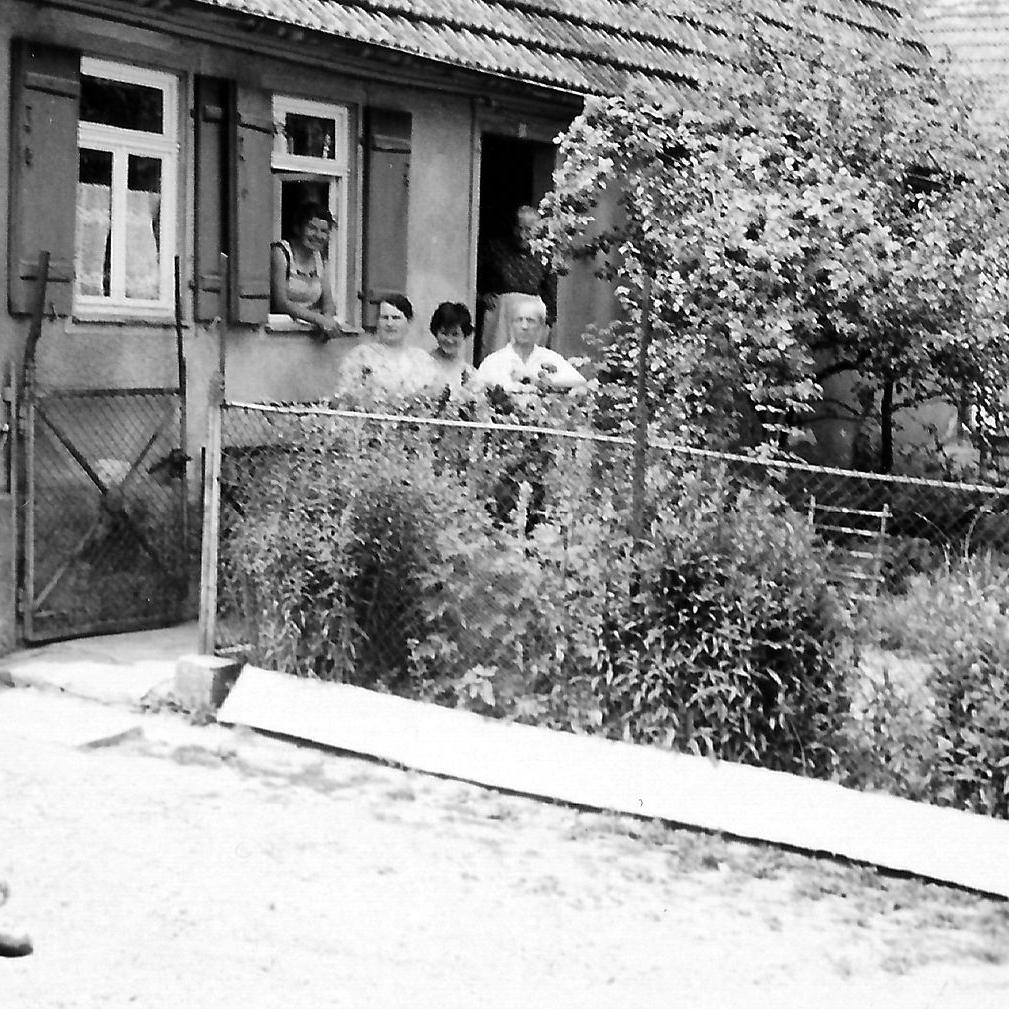 1957: Haus Karl Knecht Haupstr.18 mit Fam. Lenk einquartiert vom Lager St. Johann (Quelle: Manfred Knecht)