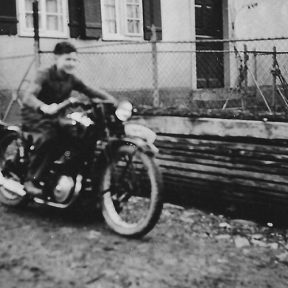 1934: Haus Karl Knecht Haupstr.18  Walter Knecht auf dem  NSU-D 201 OSL Motorrad (Quelle: Manfred Knecht)