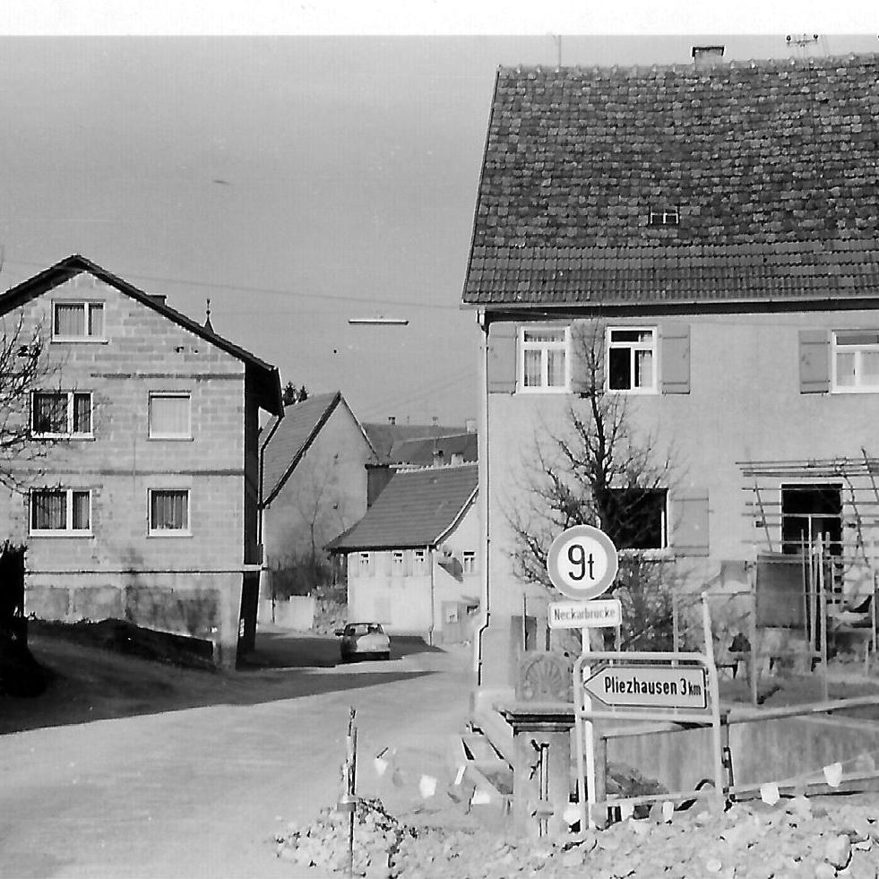 1964: Haus Karl Knecht Hauptstr. 18,  Neubau, re. Haus Wagner, später Kloß mit Badbrunnen, hinten Haus Richard & Emilie Fauser und Scheune Gotthilf Haug (Quelle: Manfred Knecht)