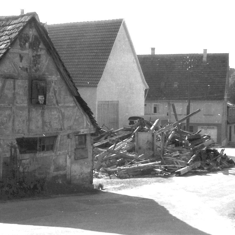 1962: Schmiede Albert Kehrer, Abbruch Haus von Oskar Kehrer, dort wohnte Marie Kimmerle, dahinter Haus Otto Müllerschön, Schreiner im Gieß (Quelle: Manfred Knecht)