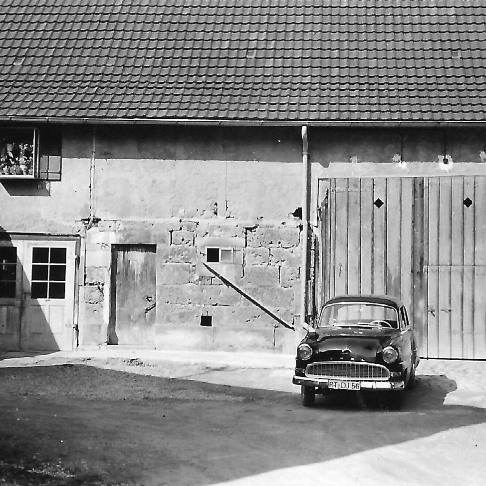 1964: Gebäude Karl Knecht Hauptstr. 18, im Hof Schreinerei und Scheune, Auto: OPEL Olympia Rekord 1956 (Quelle: Manfred Knecht)