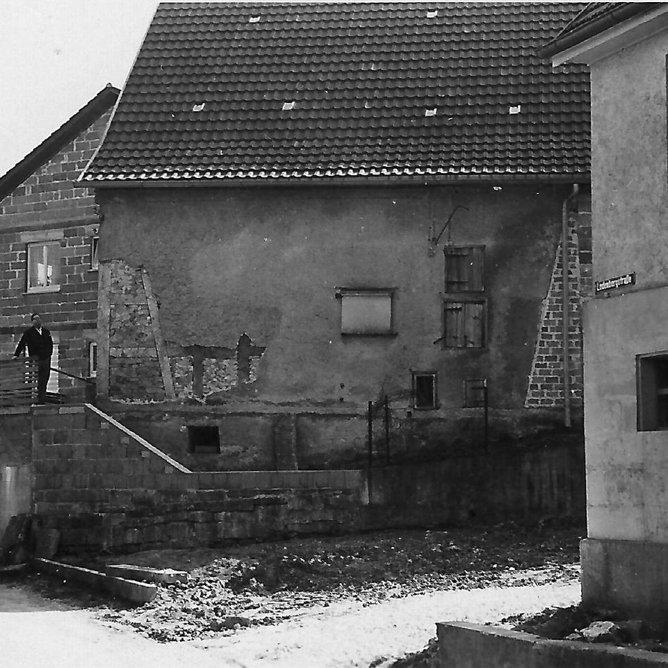 1964: Blick vom Lodenberg: die Häuser, li. Karl Schwarz, Karl Knecht mit Scheune, Lydia Nagel (Quelle: Manfred Knecht)