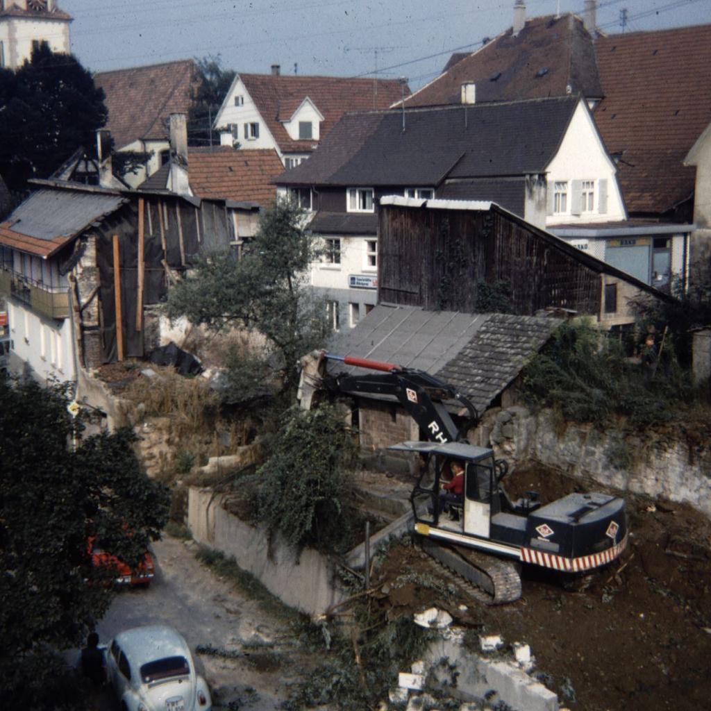 1972: 1972 Gotthilf Haug nach dem Brand, heute Parkplatz und Grünfläche (Quelle: Manfred Knecht)