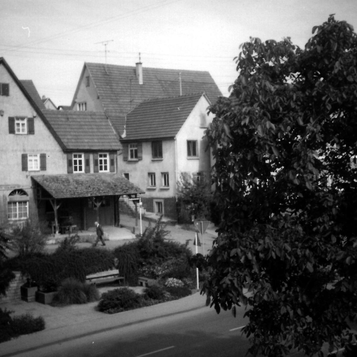 1975: Häuser:  li. Jakob Schmid mit Wagnerei und Mosterei, re. Fam. Wacker, dahinter Fam. Wilhem Geckeler (Quelle: Manfred Knecht)