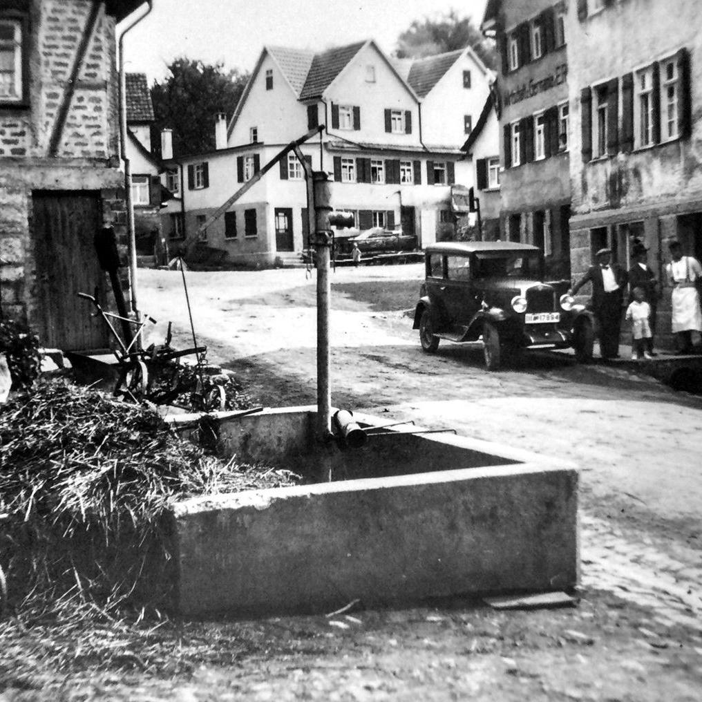 1934: Heerstraße, vorn "Miste" von Fam. Hurlebaus, die Häuser:  re. Kurt Rommel, Walker,  Kirschbaum, Gasthaus Germania, Bäckerei Schlotterbeck (Quelle: Manfred Knecht)