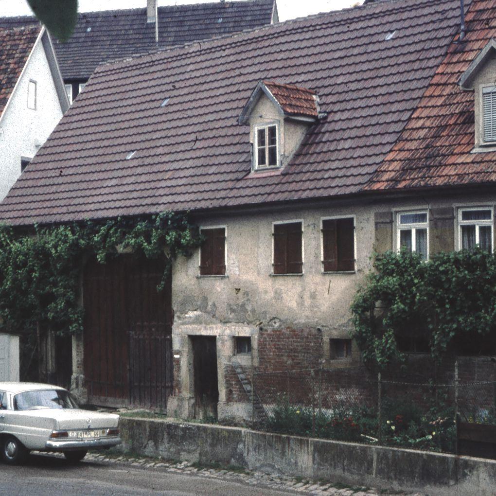 1968: Haus von Karl Schwarz, davor Ausstellungsraum, angemietet von Fa. Weiß Nähmaschinen, später von Erich Knecht, Fahrräderausstellung, Haus rechtes Kuhn (Quelle: Manfred Knecht)