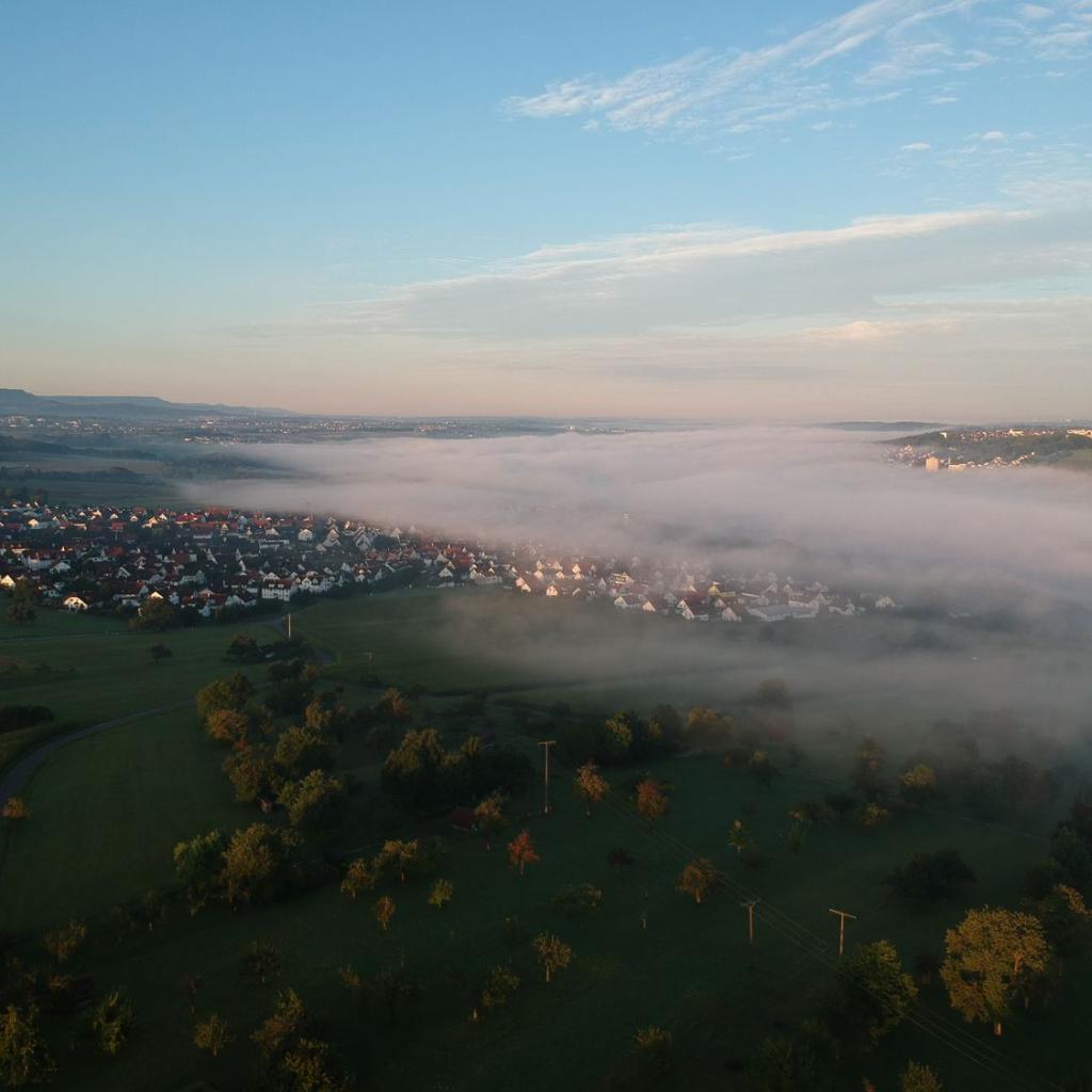 2020: Luftaufnahme mit Mittelstadt im Nebel (Quelle: Daniel Kern)
