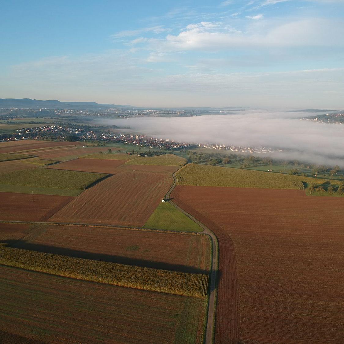 2020: Luftaufnahme mit Mittelstadt im Nebel (Quelle: Daniel Kern)