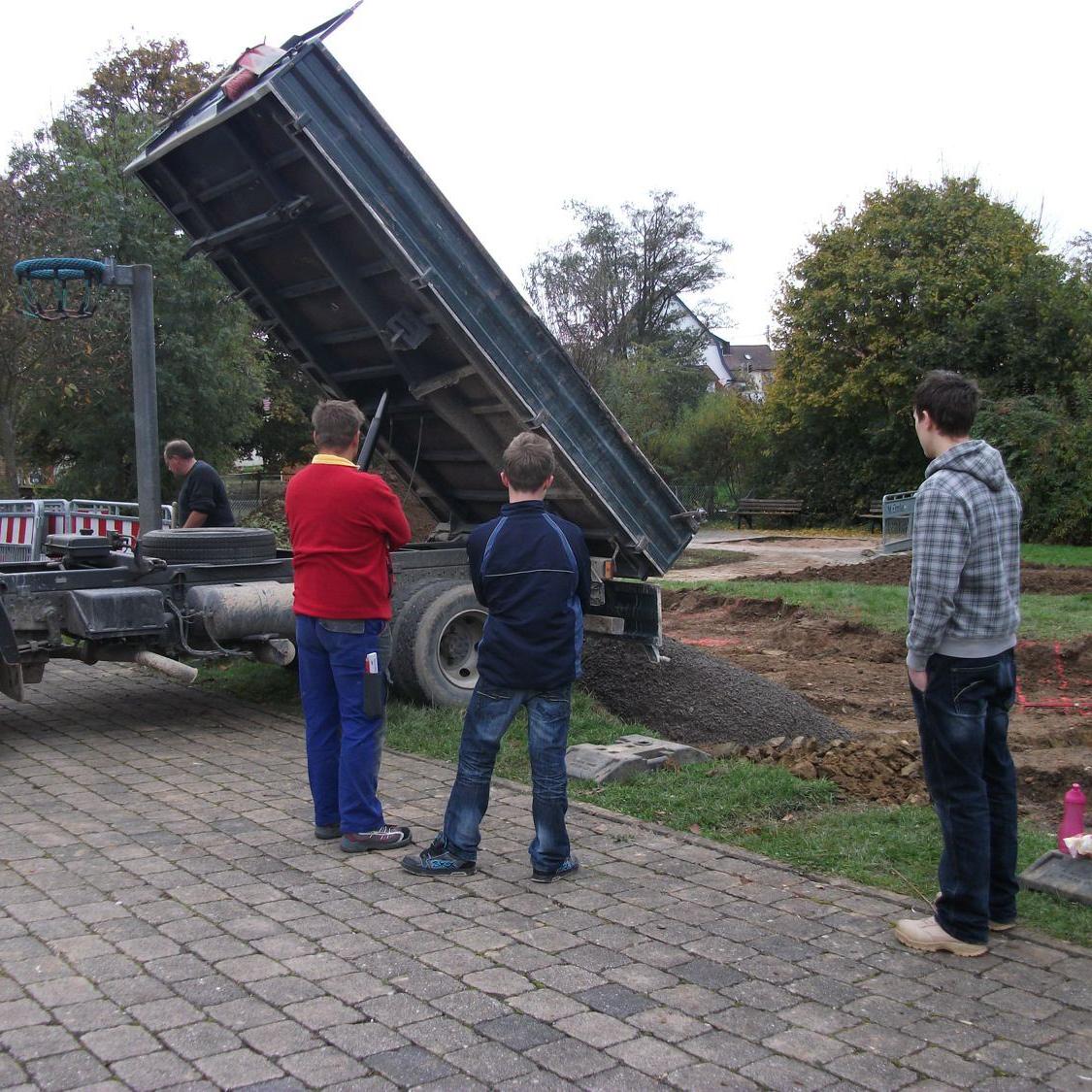 2010: Arbeitseinsatz für den Spielplatz am Wieslenbach (Quelle: Anette Bauer)
