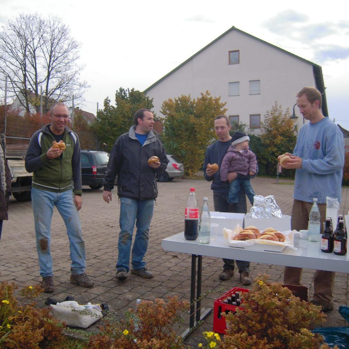2010: Arbeitseinsatz für den Spielplatz am Wieslenbach (Quelle: Axel Reißner)