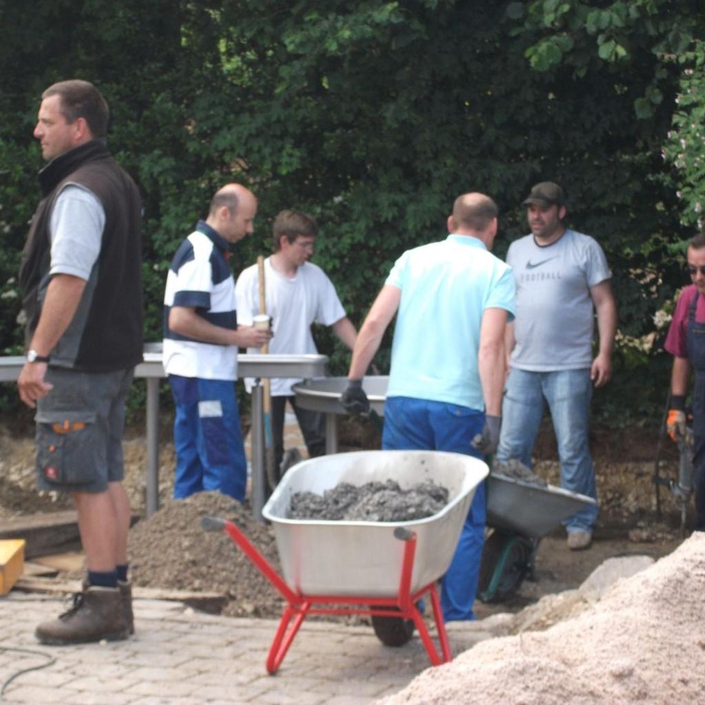 2011: Arbeitseinsatz für den Spielplatz am Wieslenbach (Quelle: Anette Bauer)