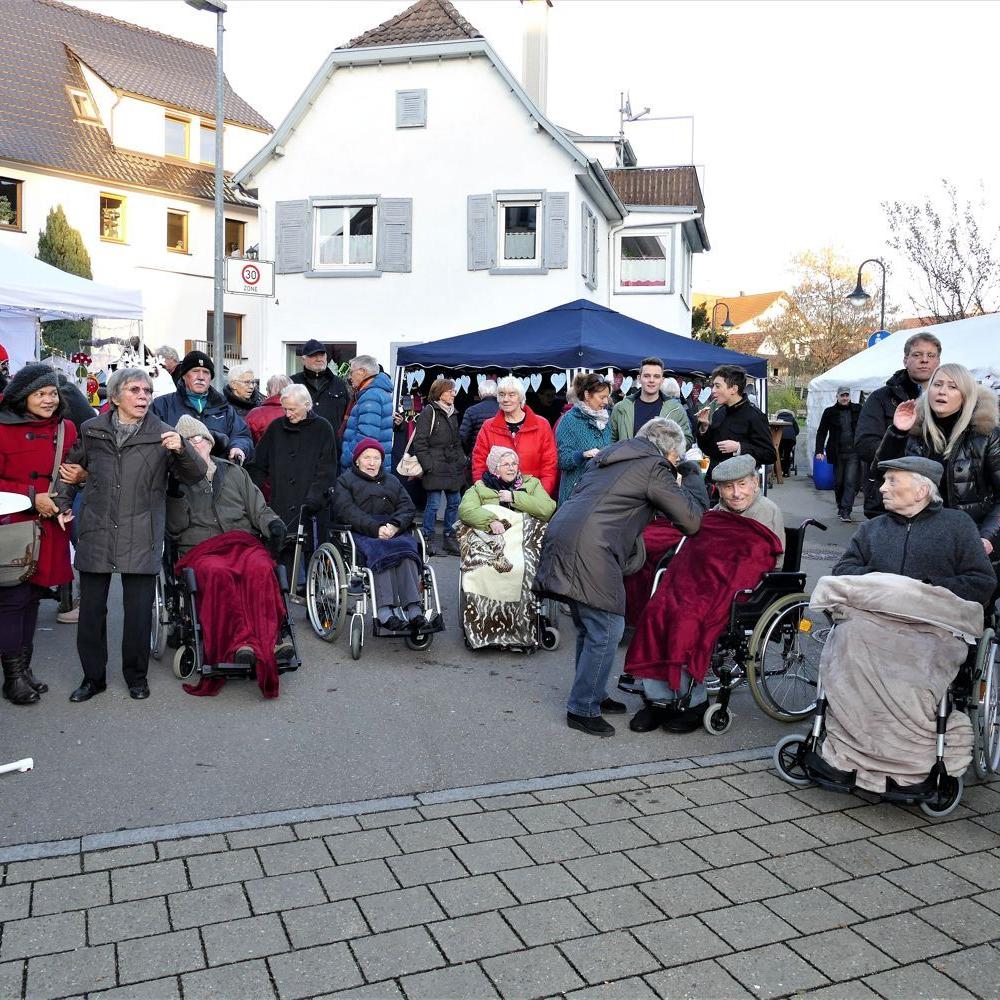 2019: Weihnachtsmarkt 2019 - Senioren besuchen ihren Förderverein (Quelle: Klaus-Günther Olhorn)