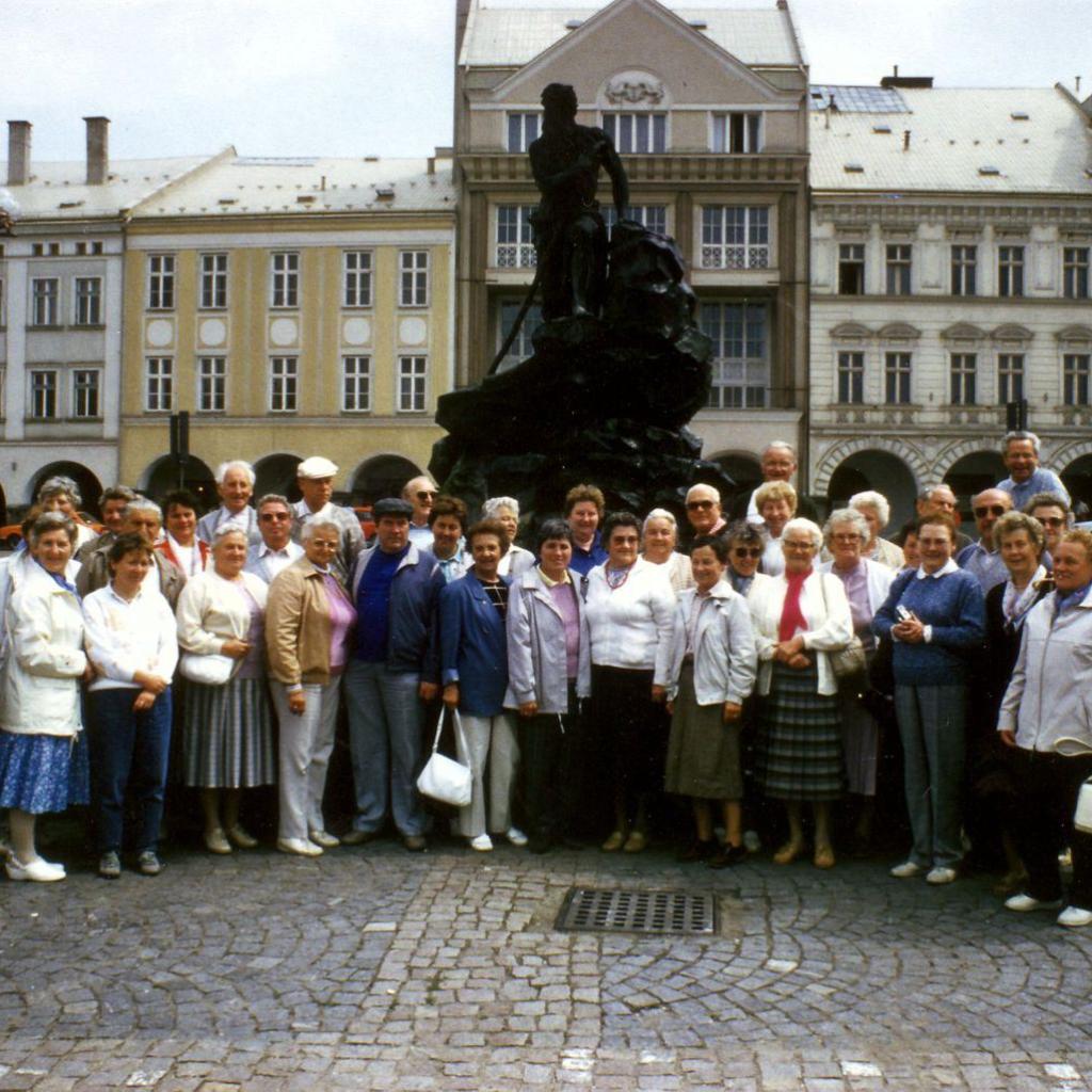 ????: Seniorenwanderer des Albvereins in der Tschechei in der Heimatstadt von Willy Scholz (Quelle: Lore Kimmerle)