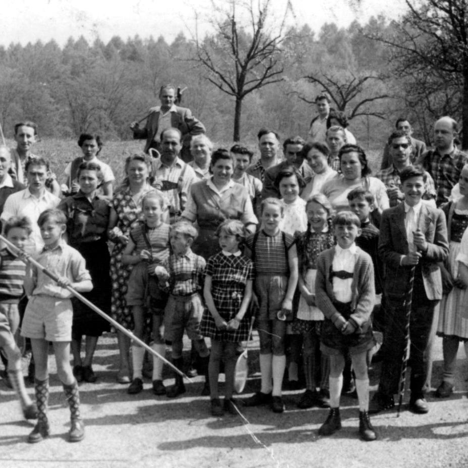 1956: Albverein bei einer Blütenwanderung vor dem Jusi im Frühjahr 1956 (Quelle: Edmund Kühnel)