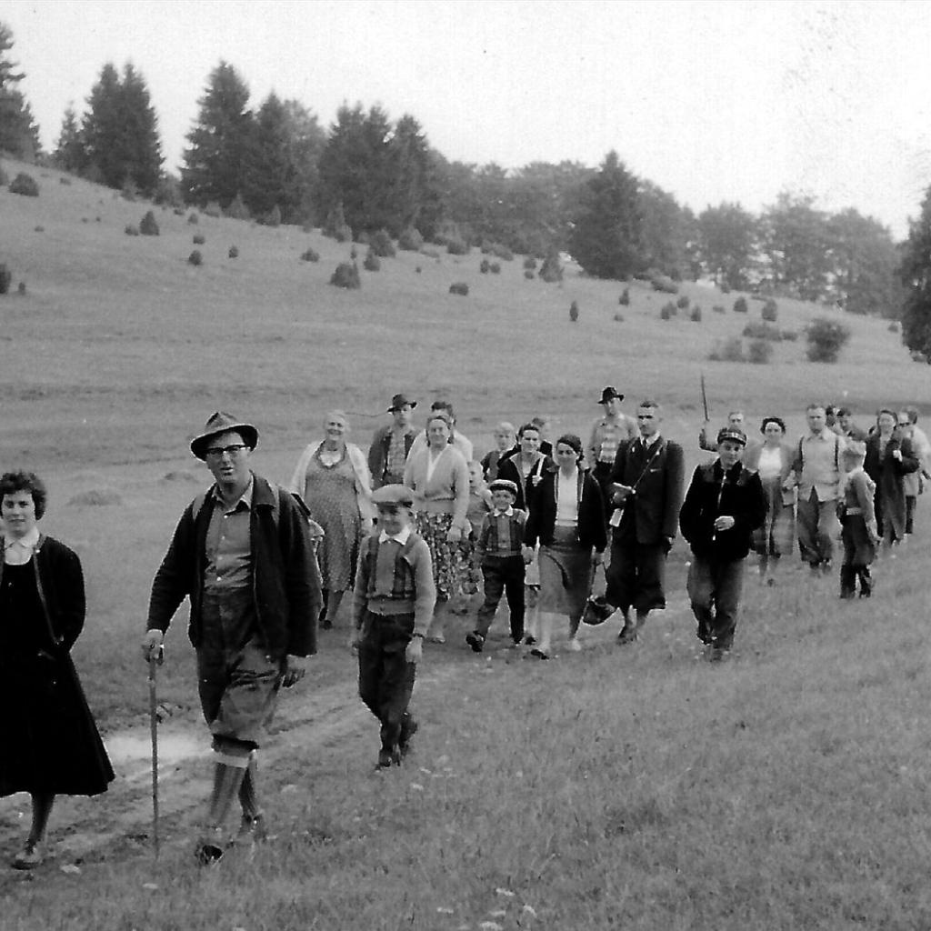1958: Albvereinswanderung bei Marbach Schwäbische Alb. Wanderführer Fritz Flach (Quelle: Manfred Knecht)