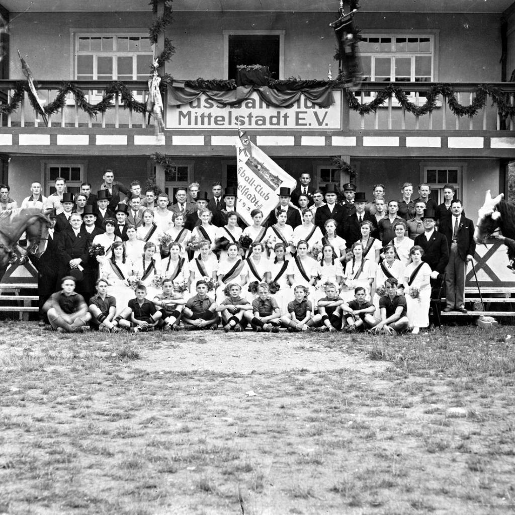 1935: Fahnenweihe vor dem Sportheim des FC-Mittelstadt (Quelle: Wolfgang Bayer)