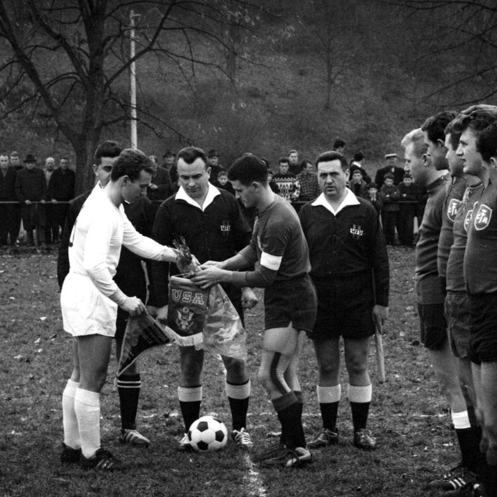 1965: Benefizspiel für die Hinterbliebenen vom Schachtunfall - FC Mittelstadt vs. Auswahl der 7. US-Armee - Wimpeltausch (Quelle: Bernd Bader)